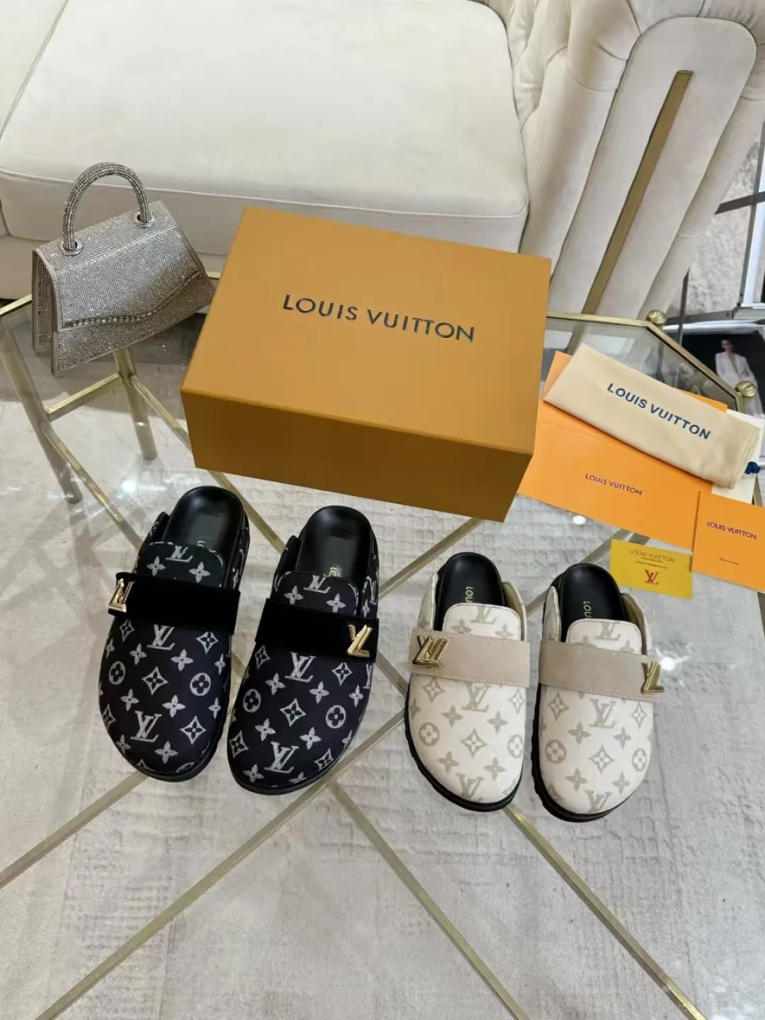 p560 High version women's toe-cap slippers ✨ **LV classic toe-toe slippers | Eternal elegance, starting from the toes** ✨ This pair of **Louis Vuitton classic toe-toe slippers** is an **eternal legend** in the fashion industry, and every detail tells **luxury and taste**. ... **Versatile, no matter the style**: ▪ Pair with jeans, casual and high-end ▪ Pair with a dress, elegant and lazy ▪ Commuting or dating, easily manage various occasions 💖 **Fashion icons are wearing it**, what are you waiting for?   **Owning it means owning an eternal classic**! ✨ #Louis Vuitton #LV slippers #Advanced sense of wear #Classic never goes out of style Fabric: Classic jacquard fabric Lining: Sheepskin lining Sole: Original rubber sole Size: Female 35-41 Male 38-46